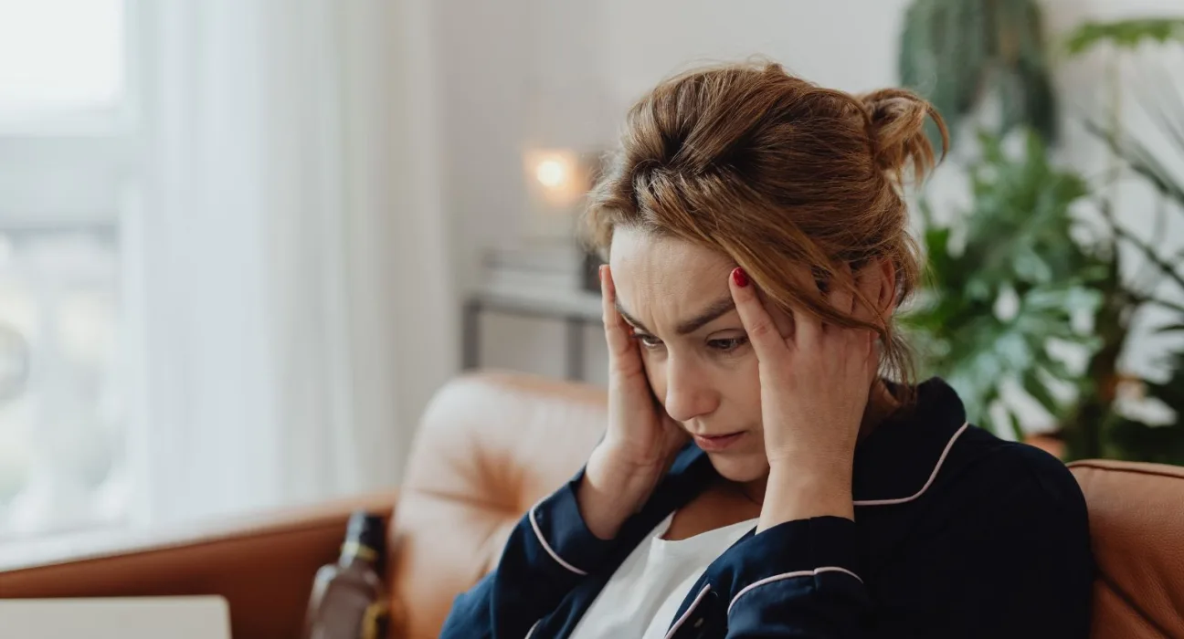 жінка не розуміє чому у неї болить голова