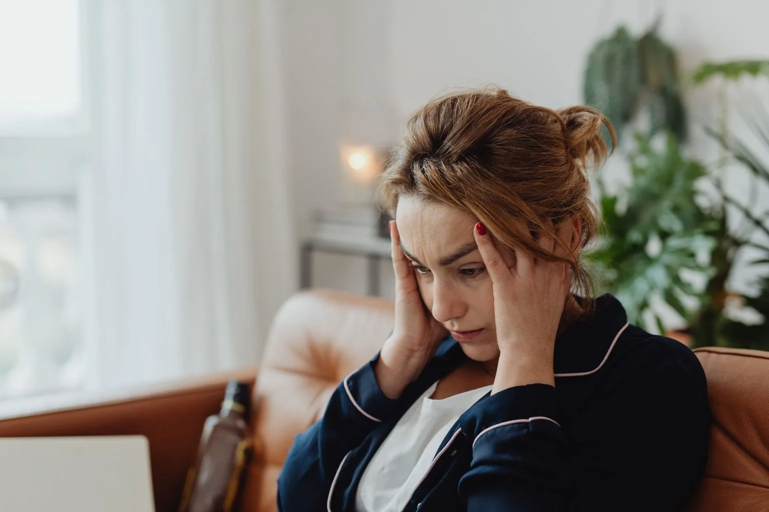 жінка не розуміє чому у неї болить голова